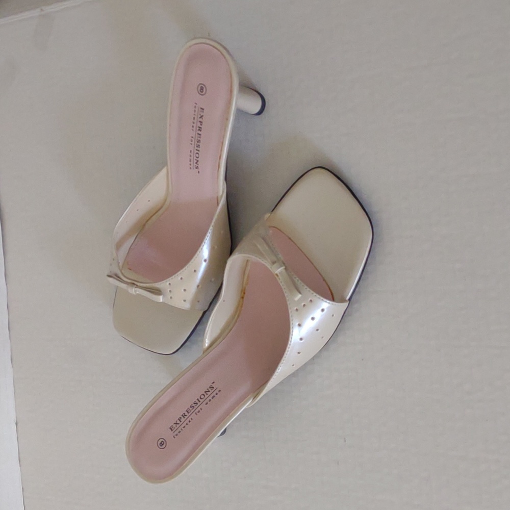 Expressions sandals SZ 8 NWOB